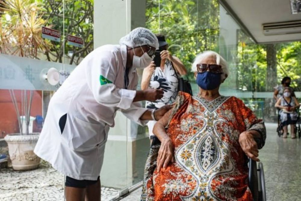 Governo diz ​que h� vacinas para aplicar 3� dose em idosos a partir de setembro