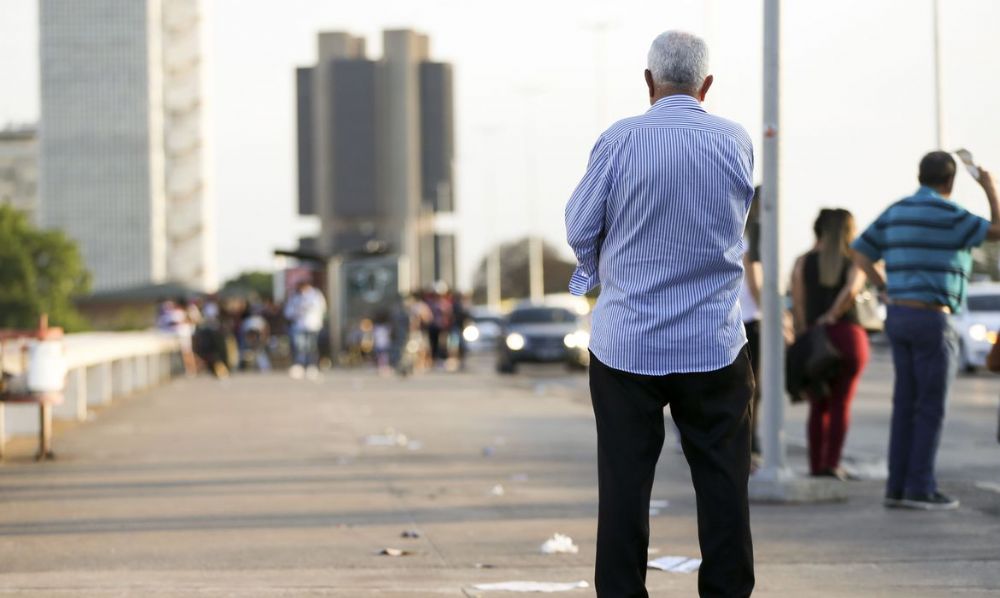 Desemprego, envelhecimento e custo de vida: por que mais brasileiros estão morando com idosos?