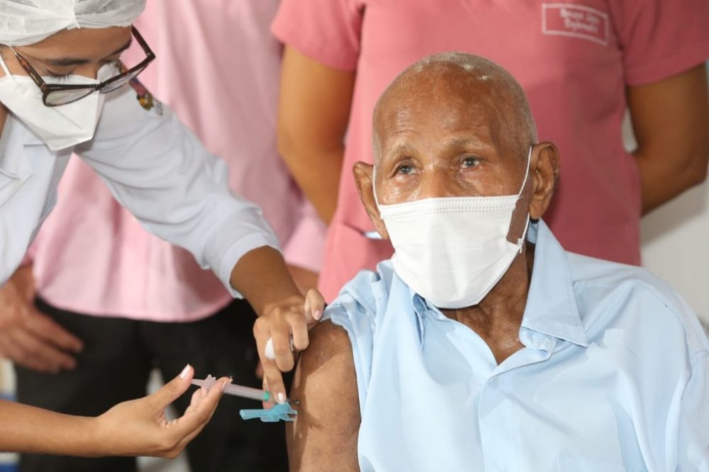 Covid: idosos em Instituies de Longa Permanncia recebero 3 dose