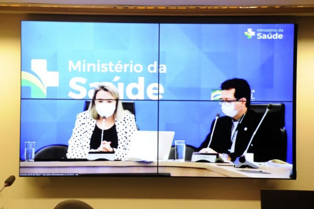 Mdicos defendem vacinao de adolescentes e reforo para idosos e profissionais de sade  