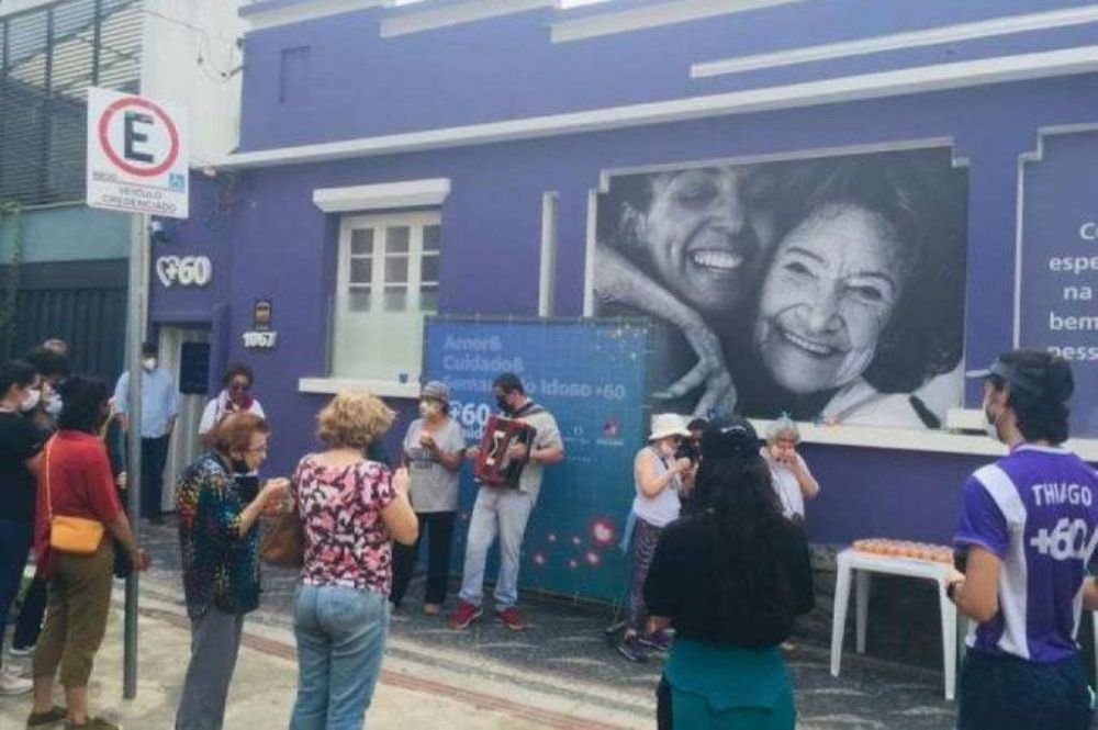 Idosos danam ao ar livre pelas ruas de BH aps meses de isolamento